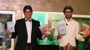 Mendikbud Anies Baswedan bersama aktor Reza Rahardian menunjukkan buku belajar dari Ki Hajar dan Budi Dr. Soetomo usai pertunjukan monolog pada pembukaan Pesta Pendidikan di Diorama Monas, Jakarta, Minggu (1/5). (Liputan6.com/Herman Zakharia)