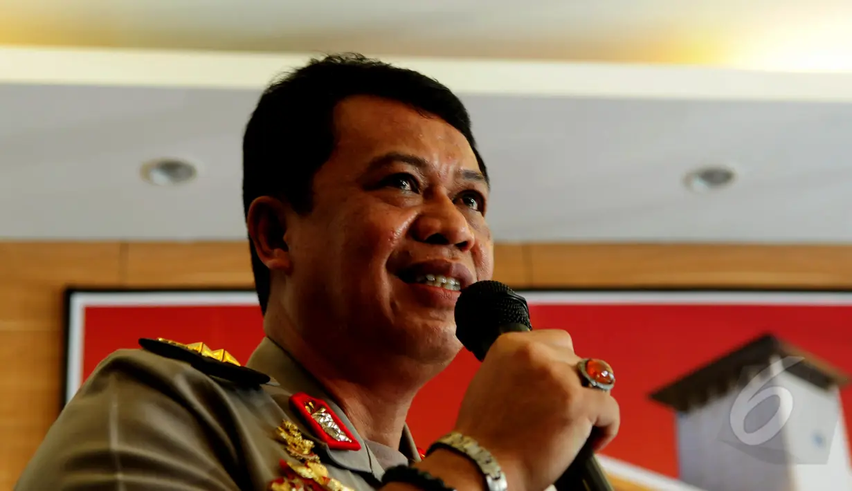 Kadiv Humas Mabes Polri, Brigjen Pol Anton Charliyan saat diskusi bertema "Kasus Penelantaran Anak atau KDRT" di Gedung Divisi Humas Mabes Polri, Jakarta, Senin (18/5/2015). (Liputan6.com/Faisal R Syam)