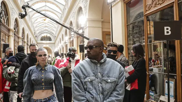 Kanye West alias Ye bersama Julia Fox dalam fashion show musim dingin 22/23 Kenzo. (AP Photo/Lewis Joly)