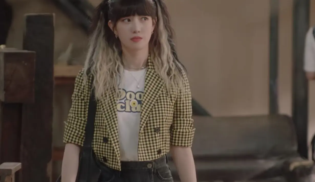 Memerankan karakter Oh Bit Na di drama Korea Nevertheless, Yang Hye Ji kerap kali tampil dengan outfit edgy yang benar-benar cocok dengan nuansa artistik Bit Na. (jtbcdrama)