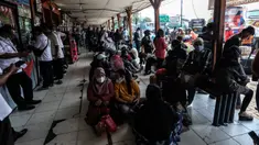 Masyarakat yang hendak mudik menunggu antre di Terminal Kalideres, Jakarta Barat, Senin (25/4/2022). Menteri Perhubungan (Menhub) Budi Karya Sumadi sebelumnya menyarankan masyarakat untuk mudik lebih awal guna menghindari risiko kemacetan lalu lintas. (Liputan6.com/Johan Tallo)