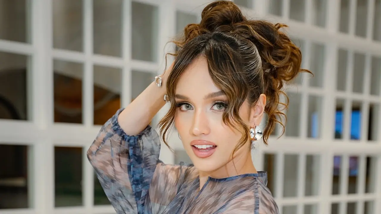 Gaya Stylish Modern Cinta Laura dengan Padu Padan Tenun