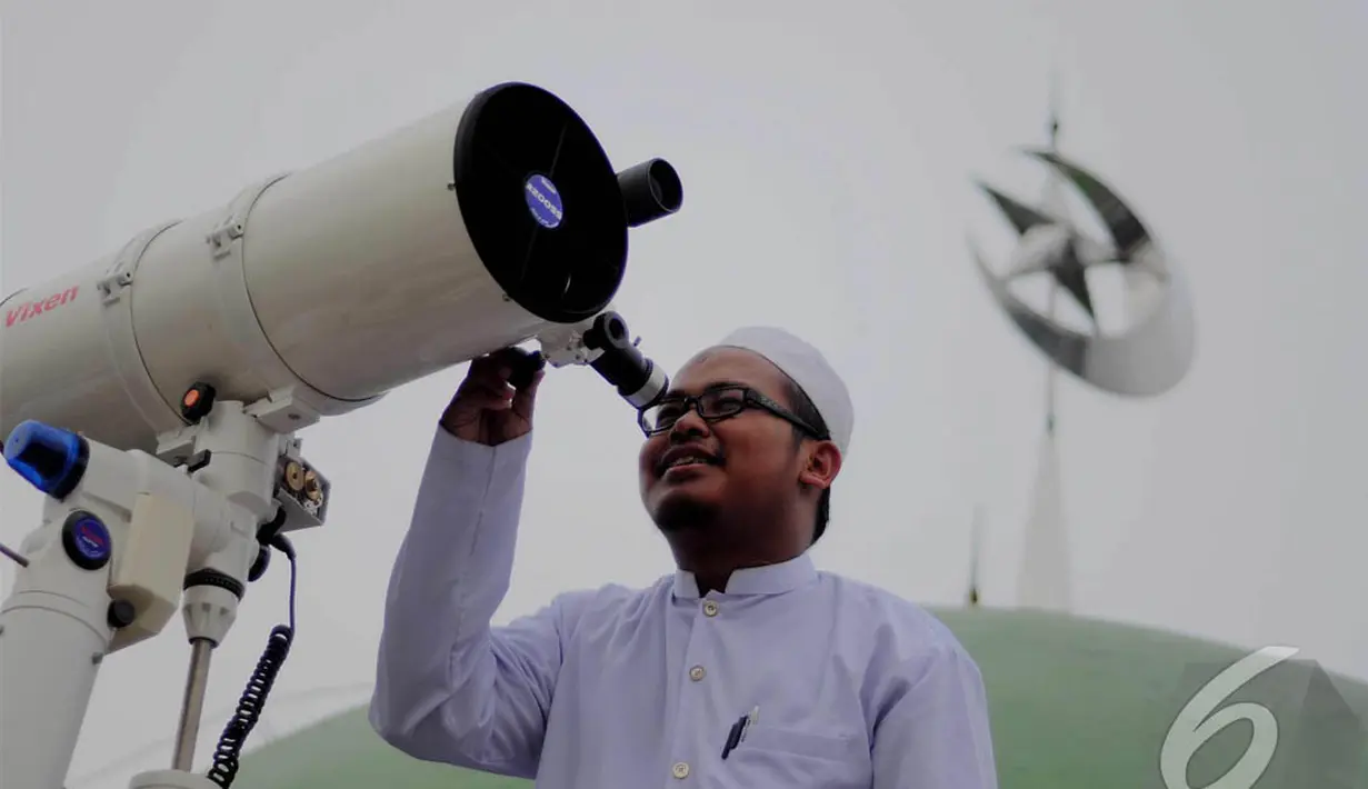 Santri di Masjid Jami Al-Musari'in Basmol mencoba melihat hilal di Kembangan Utara, Jakarta, Jumat (27/6/2014) (Liputan6.com/Faizal Fanani)