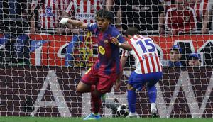 Barcelona sempat unggul lebih dullu lewat aksi Lamine Yamal di menit ke-4 dan Ferran Torres (24). Tampak dalam foto, penyerang Barcelona asal Spanyol, Lamine Yamal (kiri) merayakan golnya saat pertandingan leg kedua perempat final Liga Champions 2025/2026 melawan Club Atletico de Madrid di Stadion Metropolitano, Madrid pada Selasa 14 April 2026 waktu setempat atau Rabu (15/4/2026) dini hari WIB. (Thomas COEX/AFP)