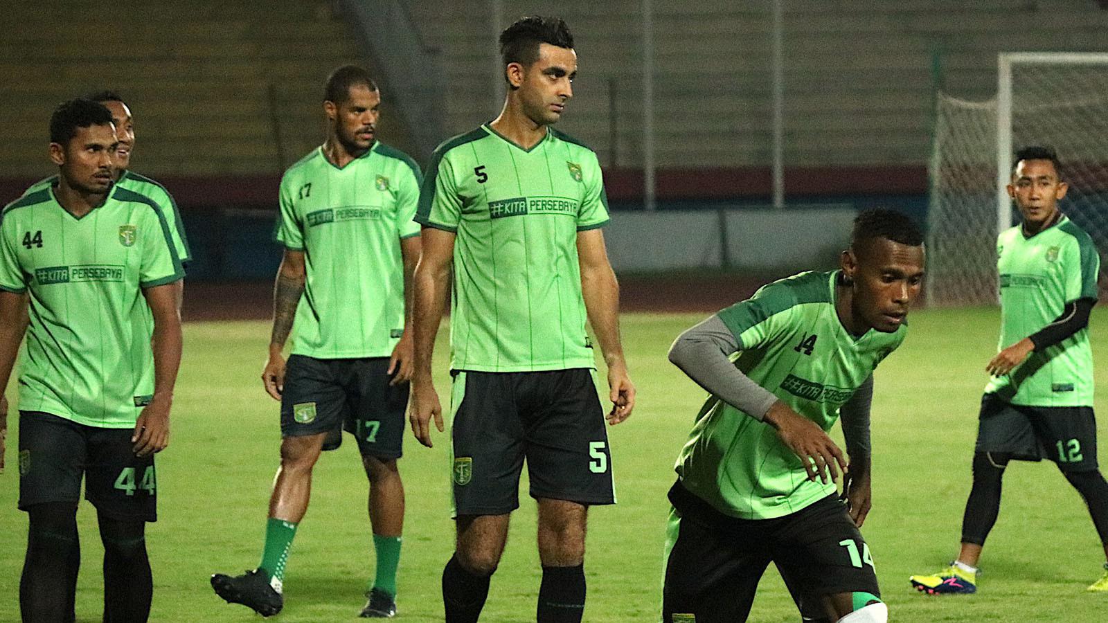 Bek Persebaya, Otavio Dutra, sudah mulai berlatih bersama rekan satu timnya setelah cederanya membaik. (Bola.com/Aditya Wany)