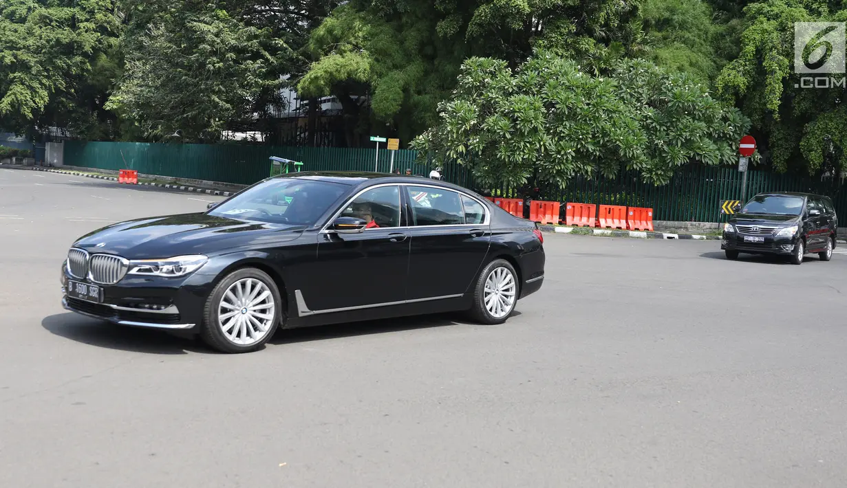 Iring-iringan mobil yang membawa Barack Obama dan keluarganya meninggalkan Hotel Mandarin Oriental menuju Bandara Halim Perdanakusuma, Jakarta, Minggu (2/7). Dari Indonesia, Obama akan terbang menuju Seoul di Korea Selatan. (Liputan6.com/Angga Yuniar)
