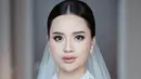 Nuansa nude yang lembut membaur sempurna dengan kulit putihnya. [Foto: Instagram/anggimarito]