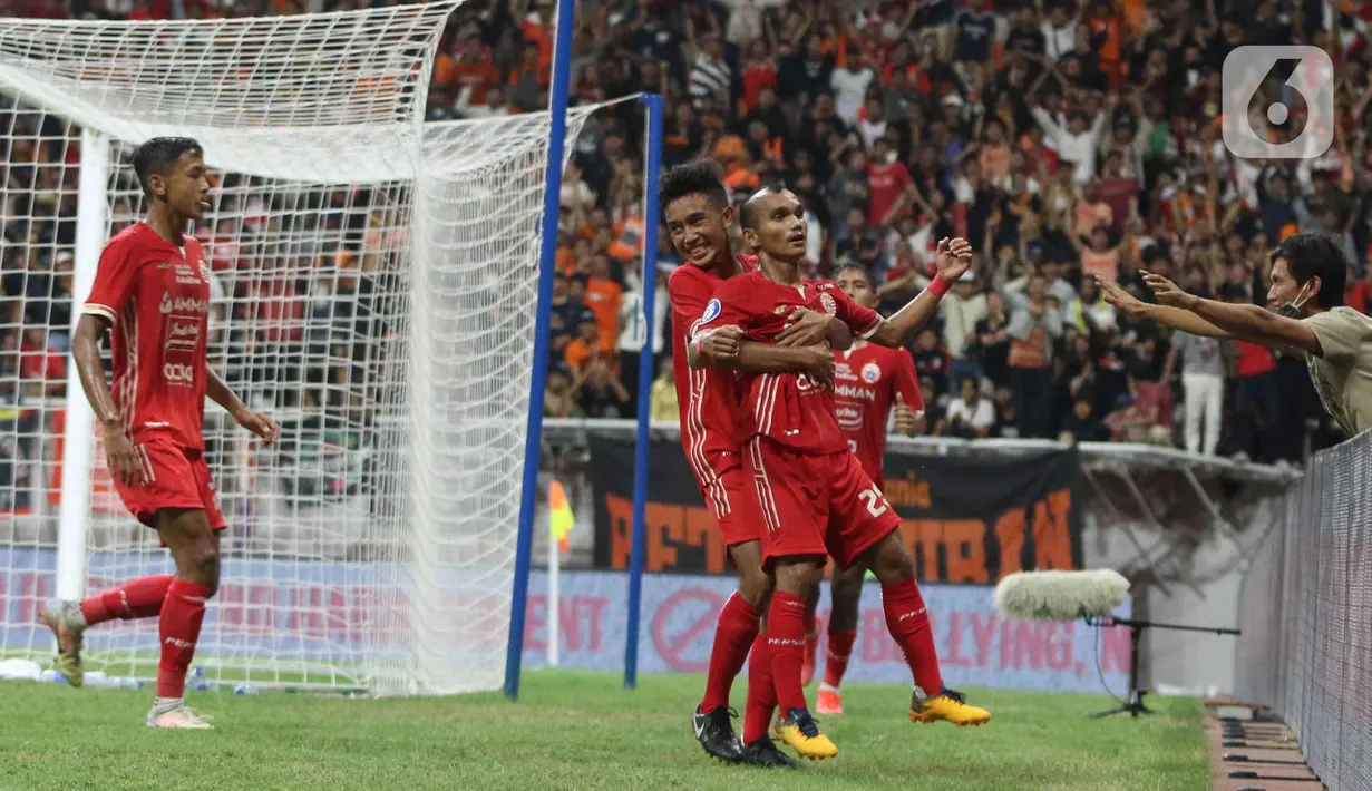 Pesepak bola Persija Jakarta Riko Simanjuntak melakukan selebrasi seusai mencetak gol ke gawang  Chonburi FC  pada laga persahabatan dalam rangka peresmian Stadion Jakarta International Stadium (JIS) di Jakarta, Minggu (24/7/2022). Pertandingan berakhir imbang dengan skor 3-3. (Liputan6.com/Herman Zakharia)