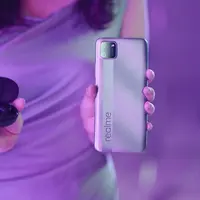 Smartphone realme C11 dan realme Buds Q. Sumber foto: Document/realme.