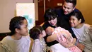 Pasangan selebriti Andhika Pratama dan Ussy Sulistyawaty tengah berbahagia. Pasangan ini baru saja dikaruniai anak keempat berjenis kelamin perempuan. Sheva Elmira Lorrenia nama putri keempatnya. (Nurwahyunan/Bintang.com)