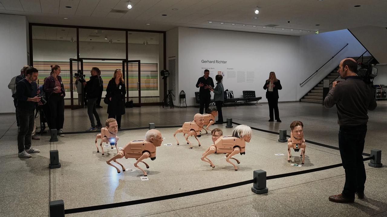 FOTO: Robot Anjing Berwajah Tokoh Dunia Hadirkan Kritik AI di Galeri Berlin