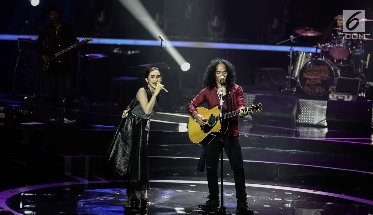 Vokalis grup band Slank, Kaka berduet dengan penyanyi dangdut, Cita Citata dalam konser Slank In Love di Jakarta, Selasa (27/2). Keduanya menyanyikan lagu "Balikin" yang merupakan single paling hits di album "Tujuh". (Liputan6.com/Faizal Fanani)
