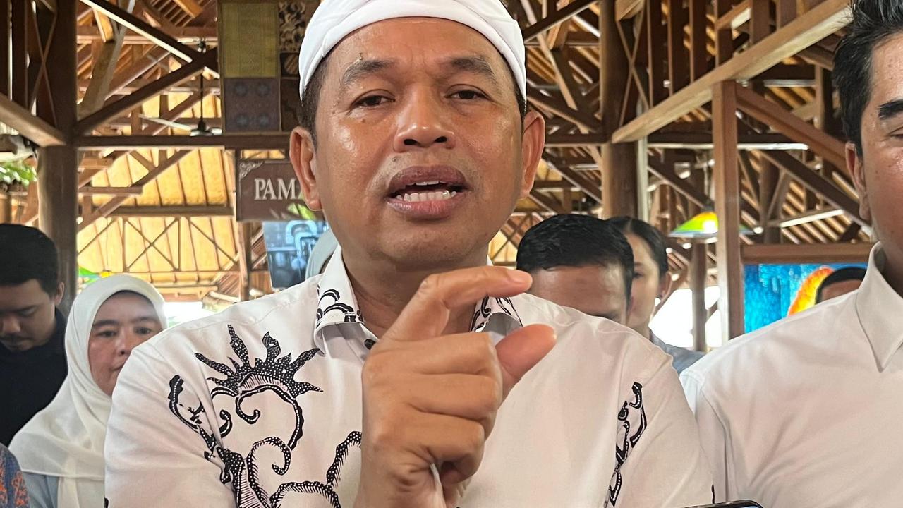 Gubernur Jawa Barat terpilih, Dedi Mulyadi menemui Wali Kota Depok terpilih, Supian Suri di salah satu rumah makan kawasan Universitas Indonesia. (Liputan6.com/Dicky Agung Prihanto)