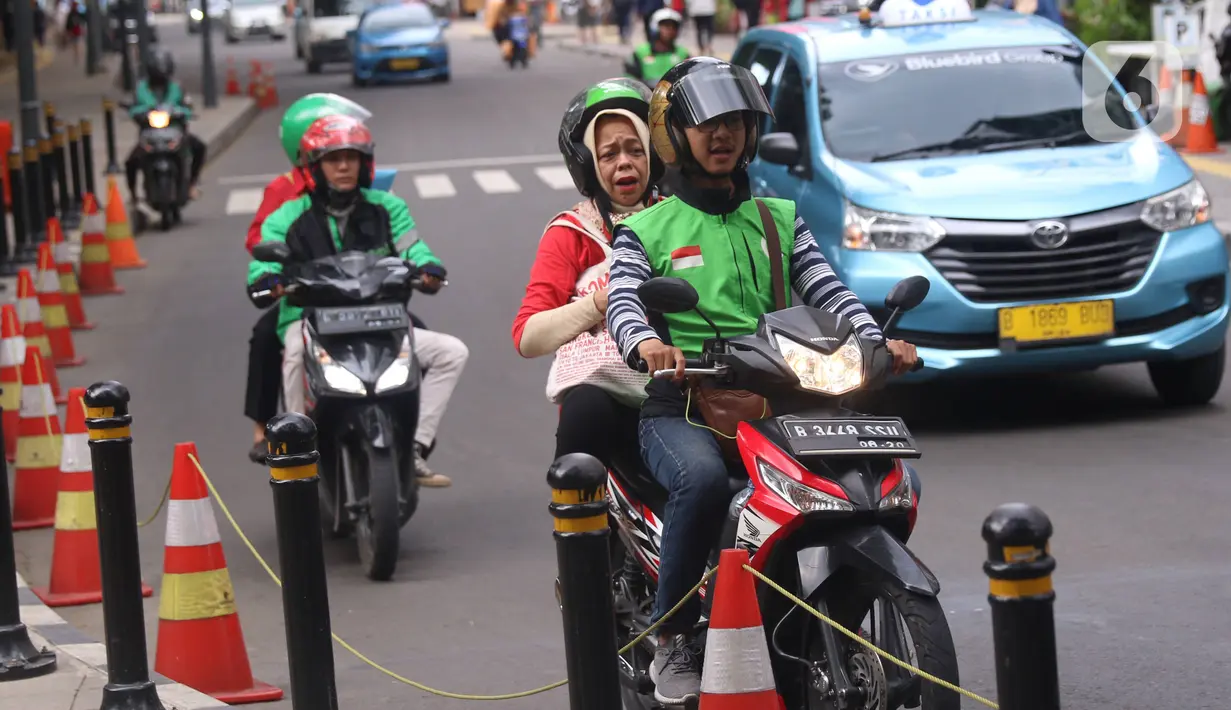 Pengemudi ojek online membawa penumpang di Jakarta, Selasa (10/3/2020). Tarif ojek online akan resmi naik per 16 Maret 2020. (Liputan6.com/Angga Yuniar)