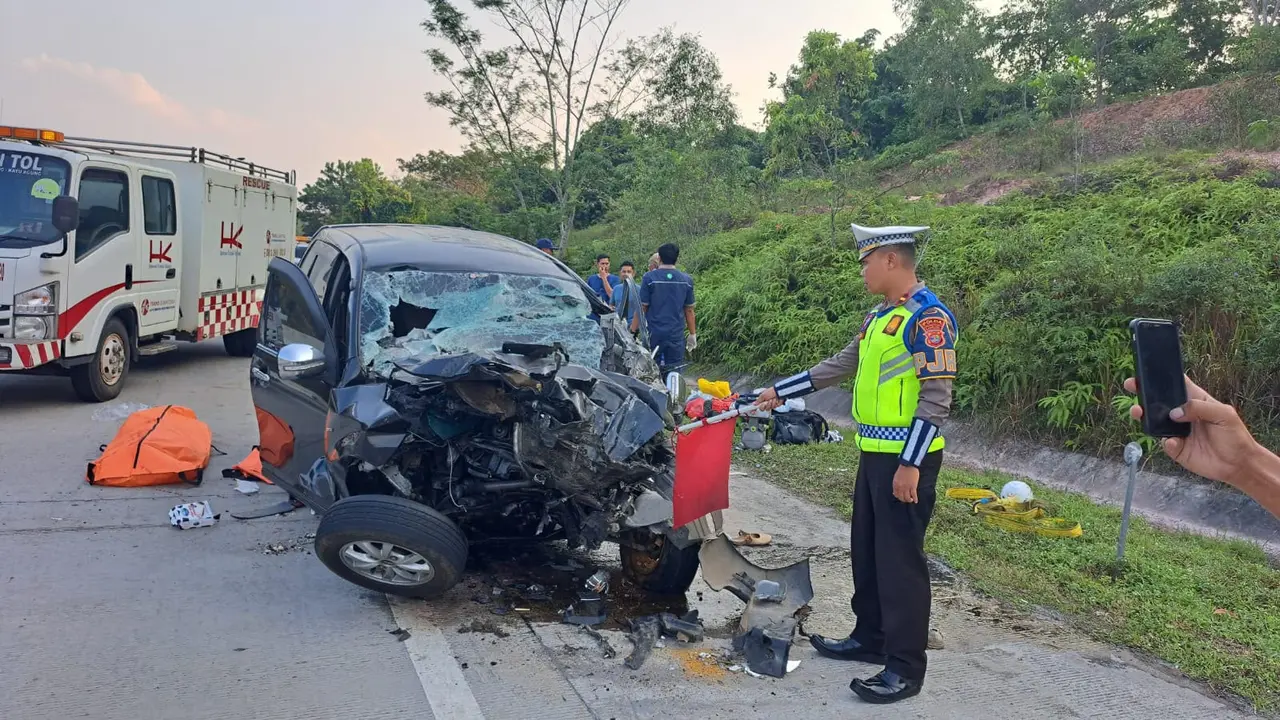 Polisi telah melakukan olah tempat kejadian perkara (TKP) serta memeriksa sejumlah saksi dalam kecelakaan maut yang menewaskan 4 orang satu keluarga di Tol Lampung. (Dok. Istimewa).