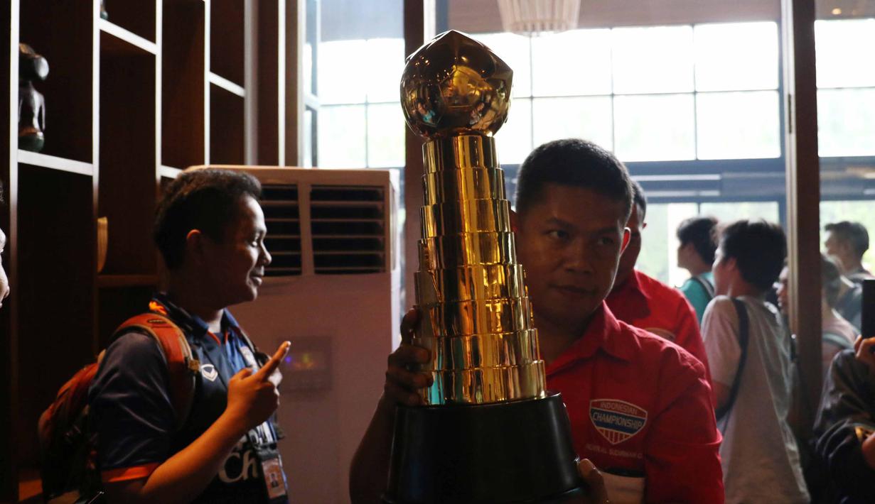 Trofi Piala Jenderal Sudirman siap diarak dari Purbalingga kota kelahiran Panglima Besar Jenderal Sudirman menuju Jakarta . (Bola.com/Nicklas Hanoatubun)
