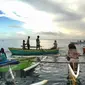 Wisatawan melihat Hiu Paus (Shark Whale) di atas perahu, Desa Botu Barani, Kabupaten Bone Bolango, Gorontalo, Senin (4/7). Kehadiran Hiu Paus menjadi sorotan wisatawan lokal dan mancanegara. (Liputan6.com/herman Zakharia)