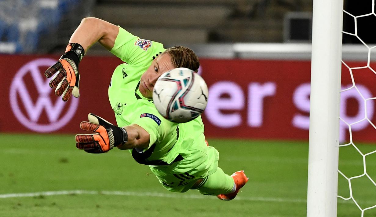 Bernd Leno. Kiper Jerman milik Arsenal berusia 29 tahun ini hanya menjadi pelapis dari Manuel Neuer. Baru memainkan 6 caps sejak 2016, dirinya juga tampil inkonsisten bersama Arsenal. Meski begitu, harganya masih setara dengan Wojciech Szczesny, 22 juta euro. (Foto: AFP/Fabrice Cofrini)