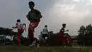 Anak SSB Tik Tak tengah mengikuti Coaching Clinic bersama  RCD Espanyol di Lapangan  AKRI, Ampera, Jakarta, Minggu (16/7/2017). Coaching Clinic oleh pelatih Thomas N’Kono dan Kiper Espanyol B, Eduardo Frais. (Bola.com/Nicklas Hanoatubun)