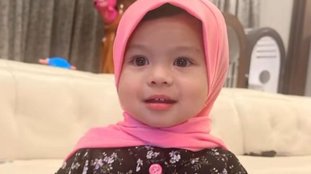 Sebelumnya, Atta Halilintar sempat  mengabadikan momen Ameena saat mengenakan jilbab. Dia memanggil sang anak dengan sebutan 'Bu Hajjah'.<br>