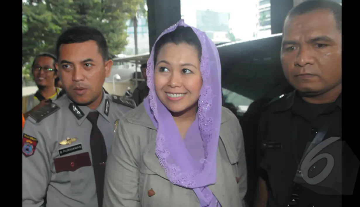 Direktur The Wahid Institute, Yenny Wahid mendatangi Gedung Komisi Pemberantasan Korupsi (KPK), Jakarta, Kamis (12/2/2015). (Liputan6.com/Herman Zakharia)