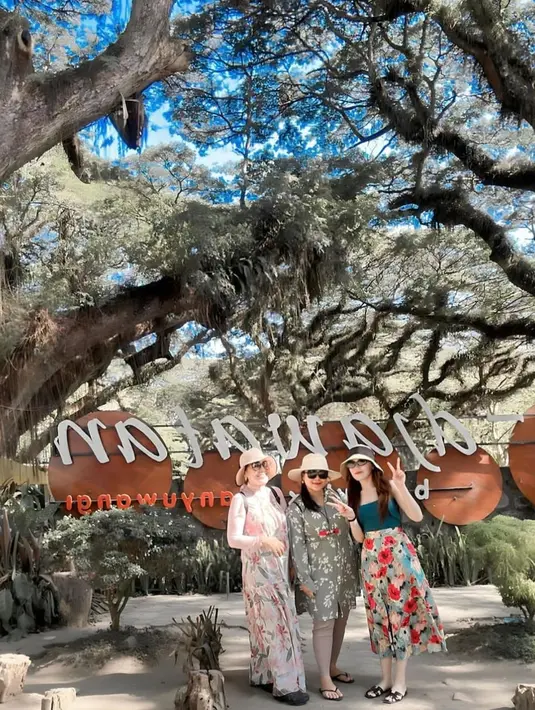 Beda dengan sebelumnya yang sering ke luar negeri. Kali ini, Ayu Ting Ting mengajak keluarga besarnya berlibur di Banyuwangi, Jawa Timur