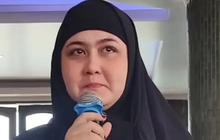 Potret Cantik Berhijab Talitha Curtis, Menangis Terharu saat Dapat Hadiah Umrah Gratis dari Ustaz Kasif Heer