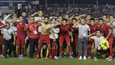 Para pemain dan official Timnas Indonesia U-22 merayakan kemenangan atas Myanmar U-22 pada semifinal SEA Games 2019 di Stadion Rizal Memorial, Manila, Sabtu (7/12). Indonesia menang 4-2 atas Myanmar. (Bola.com/M Iqbal Ichsan)