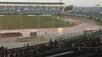 Suporter Myanmar beri dukungan kepada Brunei saat menghadapi Timnas Indonesia U-19 (Bola.com/Aning Jati)