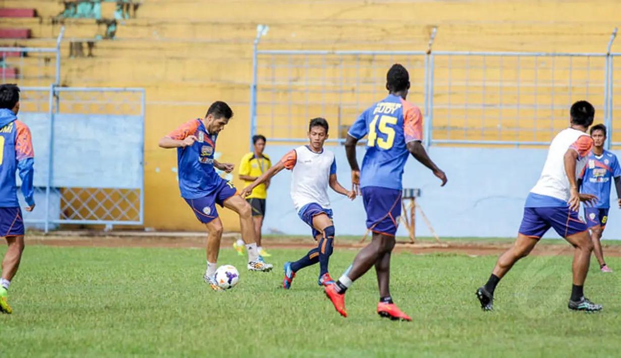 Sejumlah pemain Arema Cronus menggelar latihan di Stadion Gajayana, Malang, Sabtu pagi (17/1/2015). Tampak, bek Arema Cronus, Fabiano Beltrame (kedua dari kiri) berusaha melewati hadangan rekan setimnya. (Liputan6.com/Faizal Fanani)