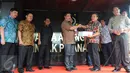 Dirtipidum Bareskrim Polri Brigjen Agus Andrianto (kiri) menyerahkan berkas perkara tahap 1 kepada Ketua Jaksa Peneliti Berkas Perkara Ahok, Ali Mukartono di Kejaksaan Agung, Jakarta, Jumat (25/11). (Liputan6.com/Helmi Afandi)