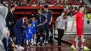 <p>Pemain Jepang, Hidemasa Morita menuntun anak kecil yang ditugaskan sebagai player escort dalam pertandingan lanjutan putaran ketiga Grup C Kualifikasi Piala Dunia 2026 melawan Timnas Indonesia di Stadion Utama Gelora Bung Karno (SUGBK), Senayan, Jakarta, Jumat (15/11/2024). (Bola.com/Bagaskara Lazuardi)</p>