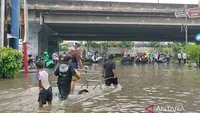 Banjir Bawa Berkah, Agus Untung Besar dalam 3 Jam dari Usaha Angkut Gerobak