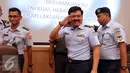 Kepala Staf TNI AU, Marsekal Hadi Tjahjanto menyapa pewarta usai mengikuti Rapim TNI tahun 2017 di Mabes TNI Jakarta, Kamis (19/1). Panglima TNI, Jenderal Gatot Nurmantyo menjelaskan beberapa hasil Rapim TNI tahun 2017. (Liputan6.com/Helmi Fithriansyah)