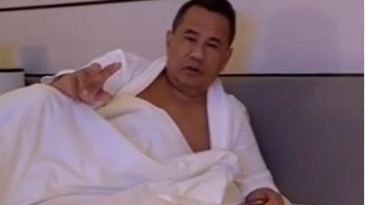 Sambil Santai Pakai Handuk, Hotman Paris Bagikan Kabar Terbaru Kondisinya Usai Kolaps di Ruang Sidang: Tunggu Musuh-Musuh Saya!