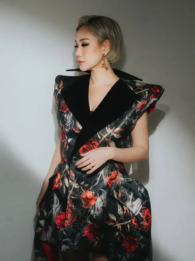 Pesona Dualisme Bunga Citra Lestari Kenakan Floral Dress, dari Tampil Elegan Jadi Estetik Edgy