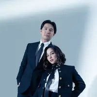 Duplikasi gaya sang istri, Indra Priawan tampil formal berbalut setelan jas dan kemeja dari Jan Sober [@dikhadheansa]
