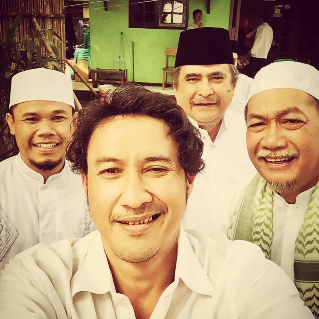 Deddy Mizwar selfie bersama pemain 'Para Pencari Tuhan Jilid 9'. Foto: Twitter (@aguskuncoroadi)