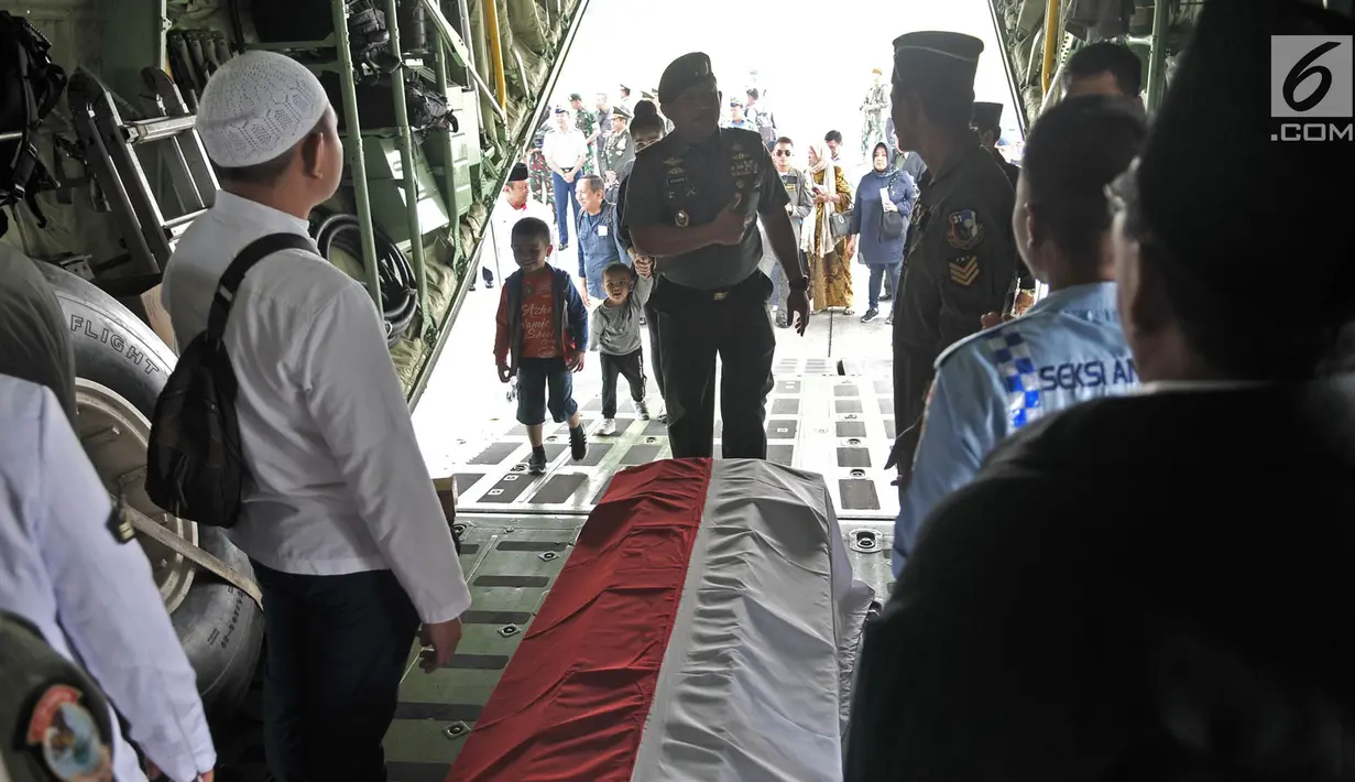 Keluarga dan kerabat saat ikut mengantarkan Jenderal TNI (Purn) George Toisutta menuju Makassar  di dalam pesawat Hercules di Lanud Halim Perdanakusuma, Jakarta, Rabu (12/6/2019). (merdeka.com/Iqbal S. Nugroho)
