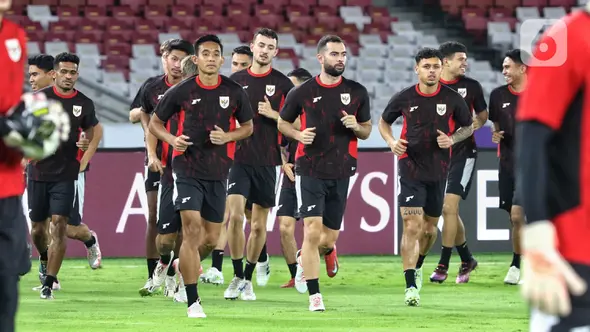 Pemain Timnas Indonesia melakukan pemanasan jelang sesi latihan resmi di Stadion Utama Gelora Bung Karno, Senayan, Jakarta, Senin (24/3/2025). (Liputan6.com/Angga Yuniar)