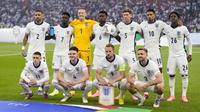 Para pemain starting XI Timnas Inggris berfoto bersama jelang menghadapi Timnas Spanyol pada laga final Euro 2024 di Olympiastadion, Berlin, Jerman, Minggu (14/7/2024). (AP Photo/Manu Fernandez)