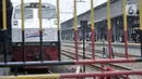 Kereta api jarak jauh saat menunggu keberangkatan di Stasiun Pasar Senen, Jakarta, Minggu (29/3/2020). PT KAI (Persero) Daop 1 Jakarta membatalkan 28 perjalanan Kereta Api keberangkatan jarak jauh mulai 1 April - 1 Mei 2020 dalam upaya memutus penyebaran virus corona. (merdeka.com/Iqbal S Nugroho)