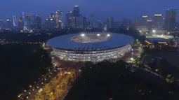 Suasana suporter Persija Jakarta, The Jakmania, saat memadati area Senayan, Jakarta, Minggu (9/12). Persija melakoni laga terakhir Liga 1 melawan Mitra Kukar. (Bola.com/Muhammad Husni)