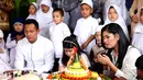 Memasuki usia ke-35, Annisa Pohan menggelar perayaan ulang tahun tersebut bersama Anak Yatim. Bersama suami dan anaknya, acara syukuran tersebut bernuansa putih. (Nurwahyunan/Bintang.com)