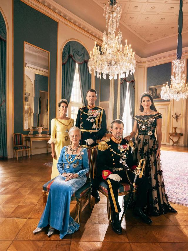 Foto Terakhir Keluarga Kerajaan Denmark Sebelum Pencopotan Gelar Bangsawan Para Cucu Berlaku