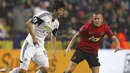 Gelandang Swansea City  Ki Sung-Yueng Berhadapan dengan Tom Cleverley di Stadion Libert, pada 17 Agustus 2013. (AFP/Ian Kington)