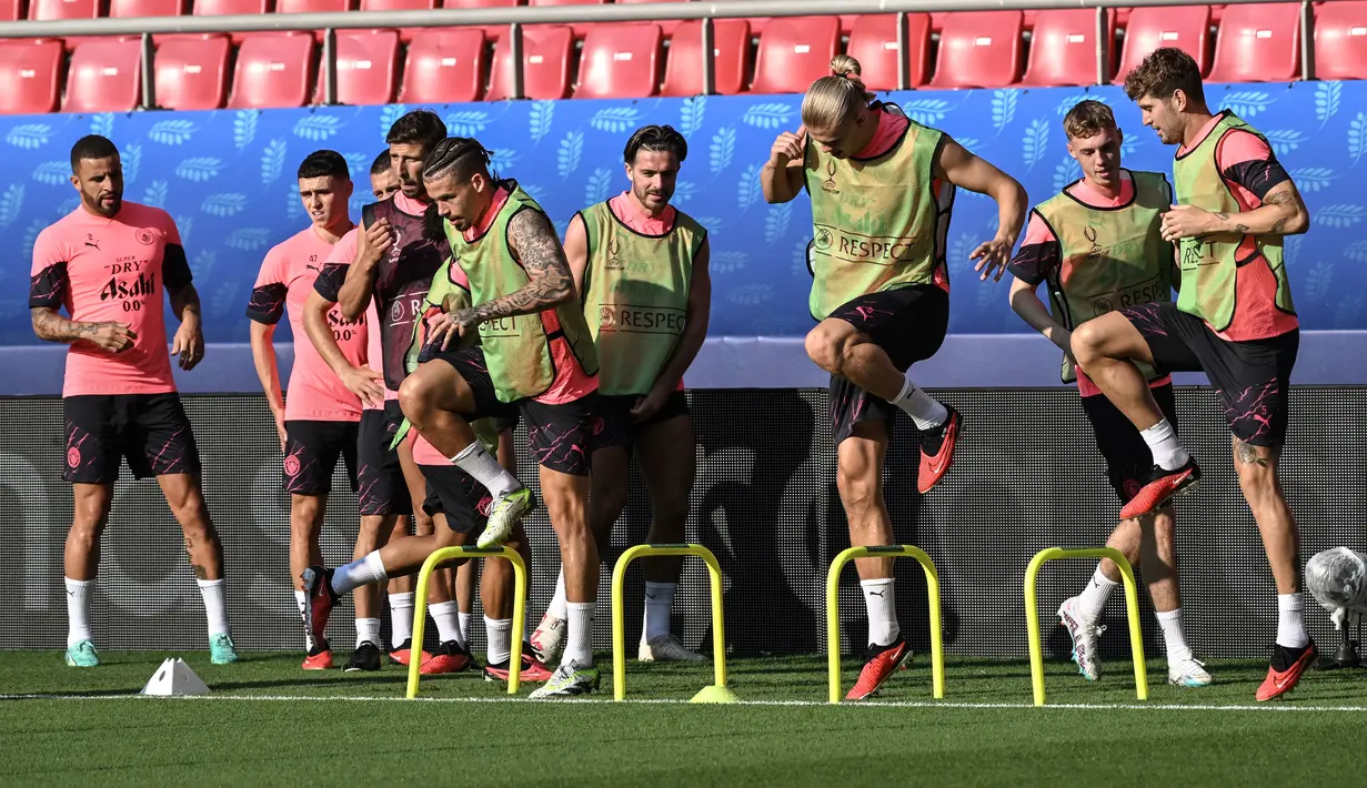 Dari 22 pemain yang dibawa Man City tidak terdapat nama Kevin De Bruyne, Bernardo Silva, dan Ruben Dias. (Angelos Tzortzinis / AFP)