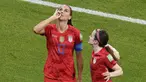 Penyerang Amerika Serikat Alex Morgan (kiri) berselebrasi usai mencetak gol ke gawang Inggris pada semifinal Piala Dunia Wanita 2019 di Lyon Stadium, Prancis, Selasa (2/7/2019). Alex Morgan mengundang sorotan karena selebrasinya tersebut. (Jean-Philippe KSIAZEK/AFP)