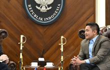 Gaya Seskab Teddy Indra Bertemu dengan Dubes Australia, Akrab Banget Potret Pertemuan Disorot