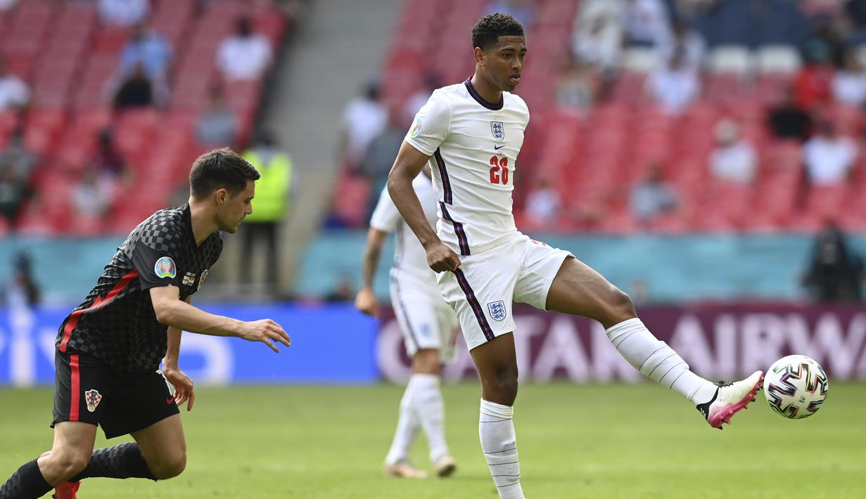 Jude Bellingham. Gelandang Inggris ini menjadi pemain termuda yang bermain di ajang Euro saat menghadapi Kroasia, 13 Juni 2021. Ia berusia 17 tahun dan 349 hari, melewati rekor Jetro Willems, bek timnas Belanda yang tampil di Euro 2012 saat berusia 18 tahun dan 71 hari. (Foto: AP/Pool/Glyn Kirk)